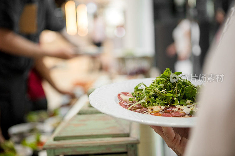 Serving carpaccio